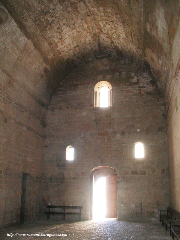 INTERIOR DEL TEMPLO HACIA LOS PIES